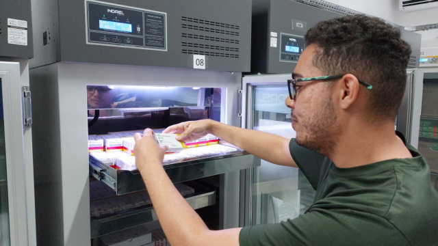 Preparativos para entrega das doses da vacina aos municípios - Foto: Ascom SRS Passos/Enio Modesto
